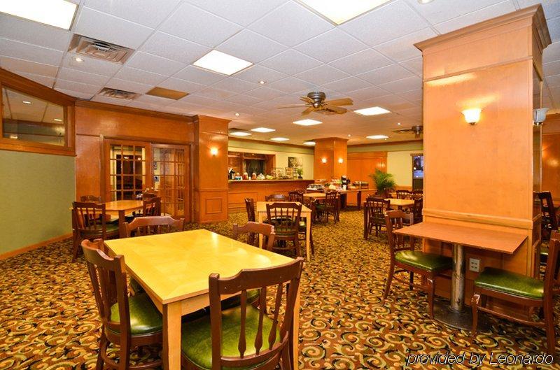 Fairfield Inn & Suites By Marriott Milwaukee Downtown Restaurant photo