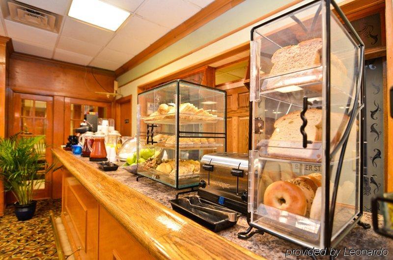 Fairfield Inn & Suites By Marriott Milwaukee Downtown Restaurant photo